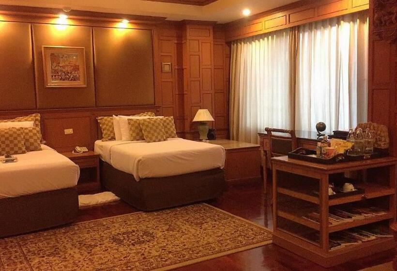 جناح جونيور, Taksila