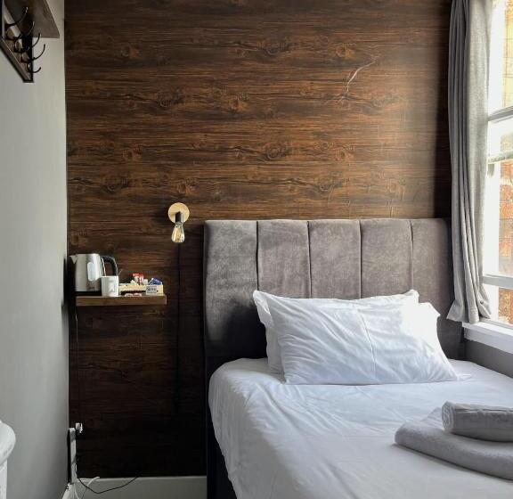 חדר סטנדרט יחיד, The Wellington Hotel Birmingham   Breakfast Included, Near O2 Academy & City Centre