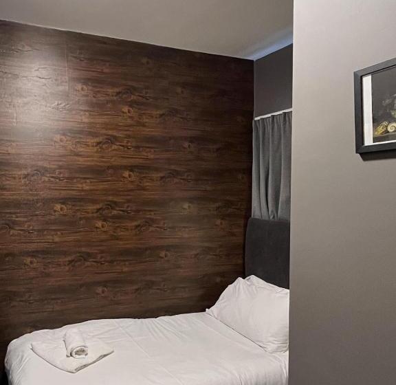 חדר יחיד בסיסי, The Wellington Hotel Birmingham   Breakfast Included, Near O2 Academy & City Centre