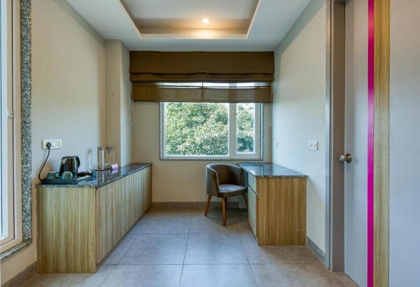 Deluxe-huone, Rosastays Gurugram Sec 31