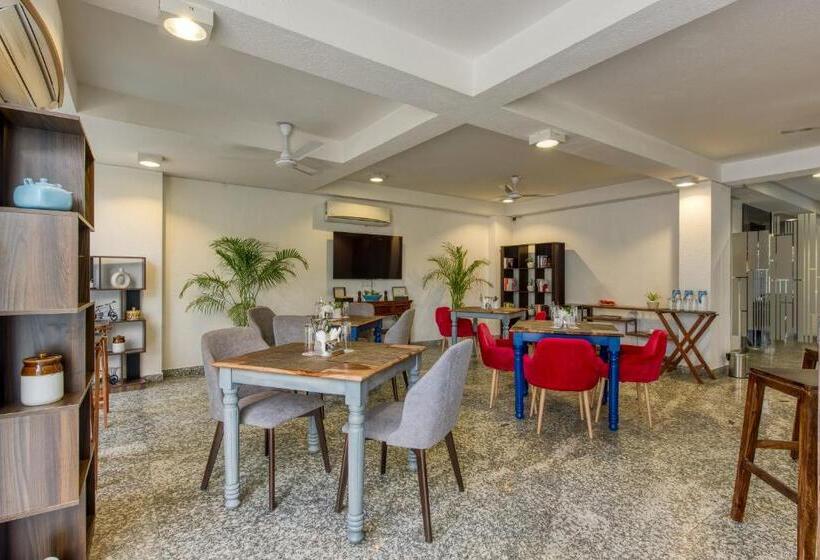 Deluxe-huone, Rosastays Gurugram Sec 31