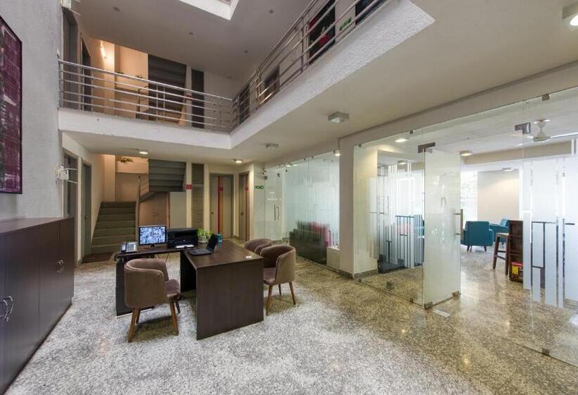 Deluxe-huone, Rosastays Gurugram Sec 31