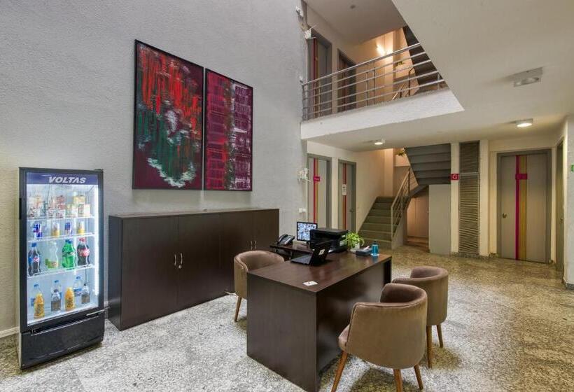 Deluxe-huone, Rosastays Gurugram Sec 31