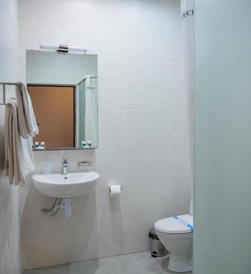 اتاق خانوادگی, T&s Apart