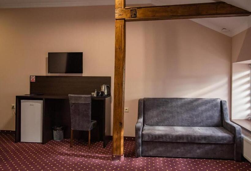 اتاق خانوادگی, T&s Apart