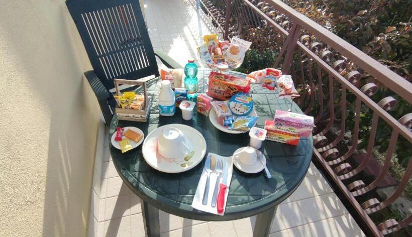 חדר סטנדרט לשלושה עם מרפסת, Complesso Turistico Aurora   Camere B&b