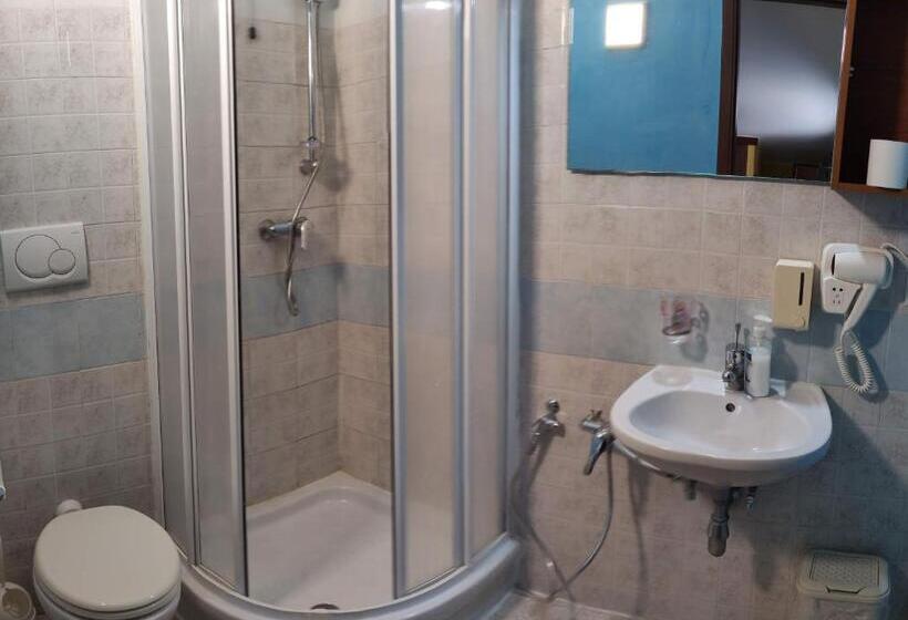 חדר סטנדרט לשלושה עם מרפסת, Complesso Turistico Aurora   Camere B&b