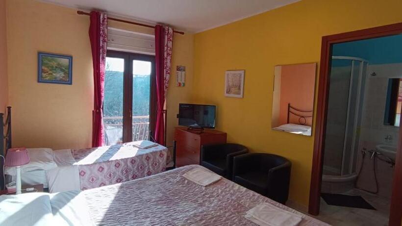 חדר סטנדרט לשלושה עם מרפסת, Complesso Turistico Aurora   Camere B&b