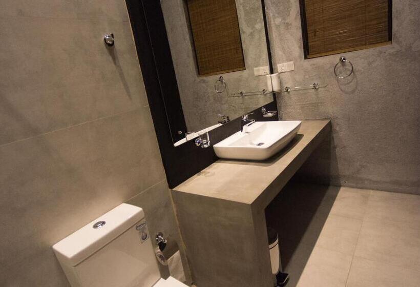 デラックストリプルルーム, Kevans Casa