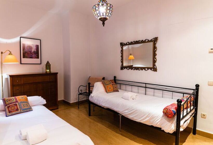 اتاق اکونومی, Triana Luxury Home