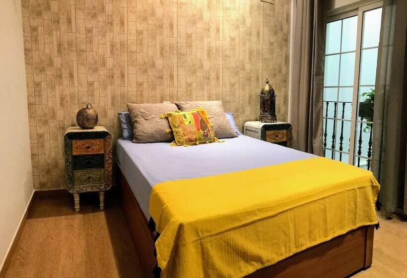 اتاق اکونومی, Triana Luxury Home