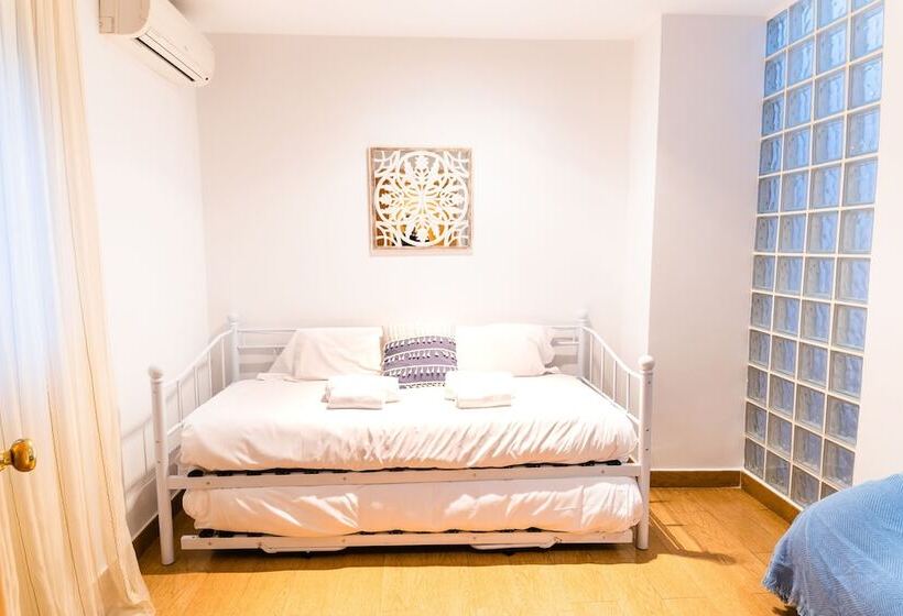 اتاق اکونومی, Triana Luxury Home