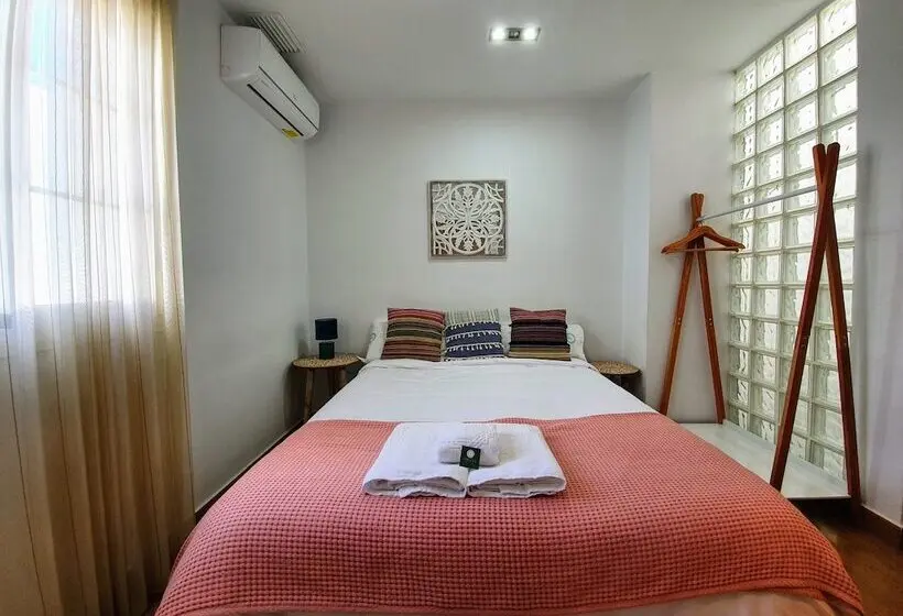 اتاق اکونومی, Triana Luxury Home