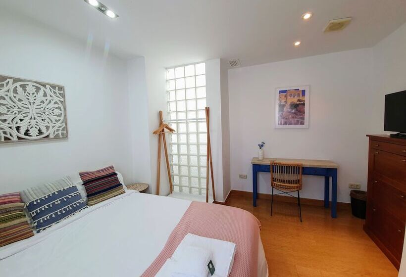 اتاق اکونومی, Triana Luxury Home