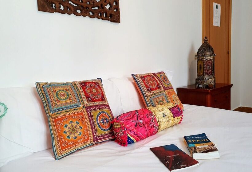 اتاق اکونومی, Triana Luxury Home