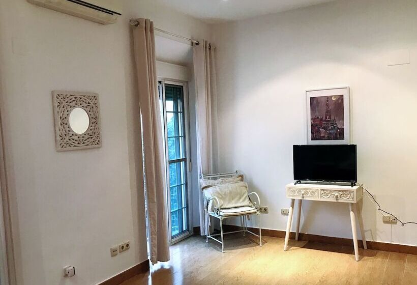 اتاق اکونومی, Triana Luxury Home