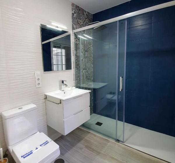 اتاق اکونومی, Triana Luxury Home