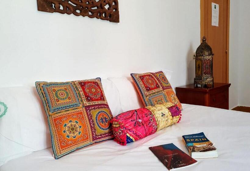 اتاق اکونومی, Triana Luxury Home