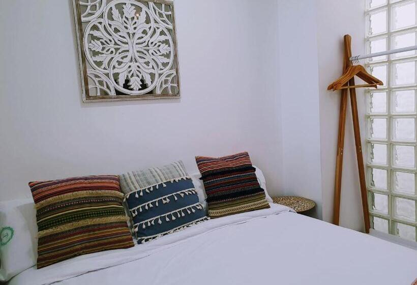 اتاق اکونومی, Triana Luxury Home