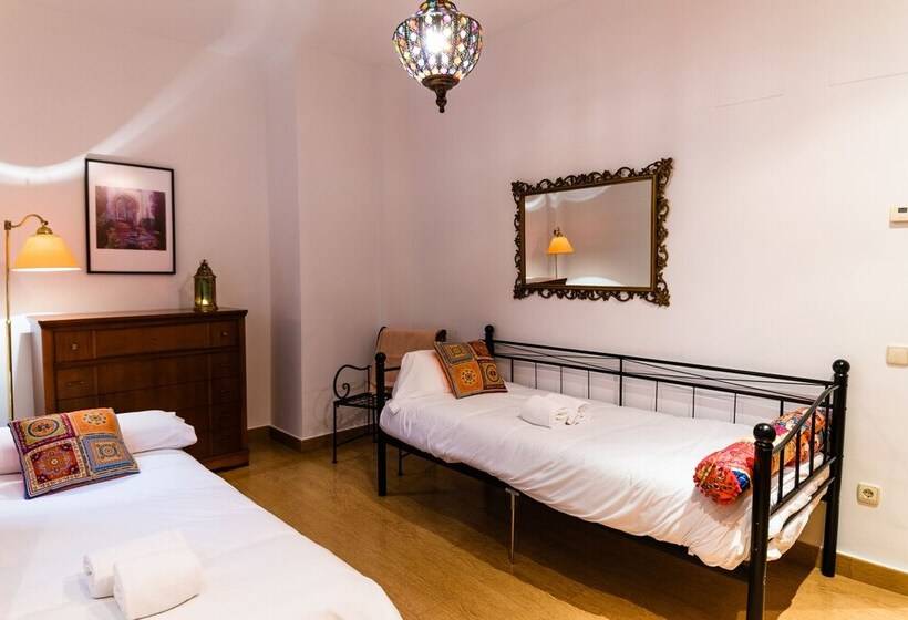 اتاق اکونومی, Triana Luxury Home