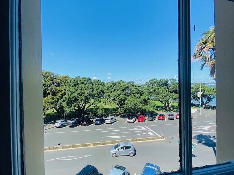 Quarto Estandar, The Esplanade