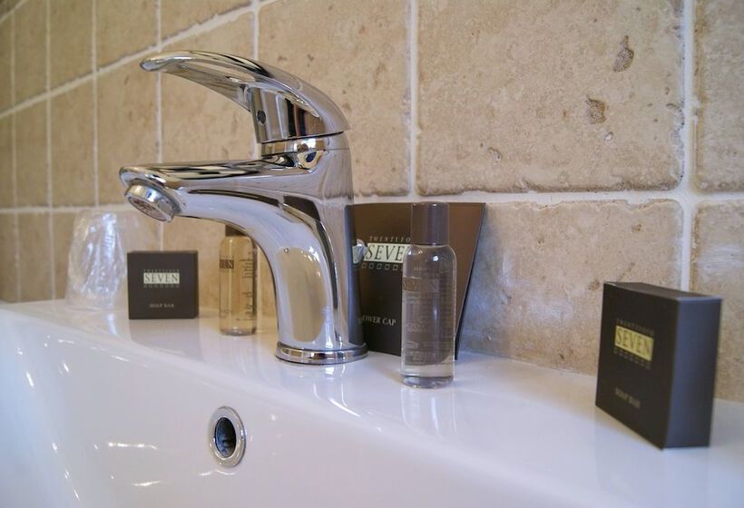 חדר קלאב, Number 10