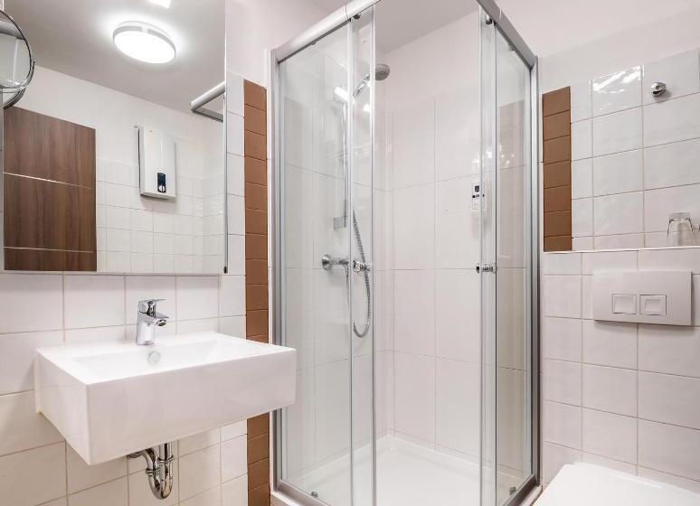 اتاق استاندارد سه نفره, Schroeders City Style