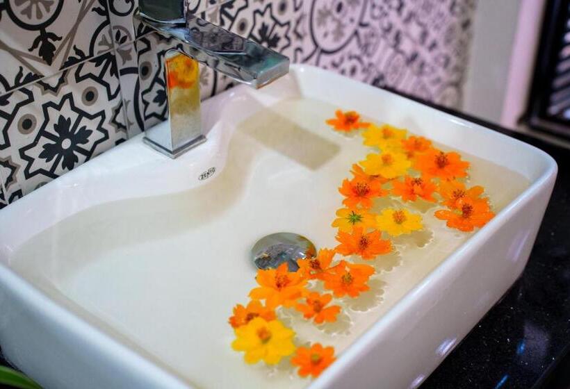 اتاق لوکس با بالکن, Hai Dao Hoi An Villa