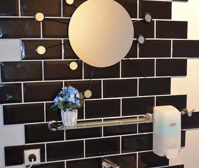 اتاق استاندارد, The Flying Pig Uptown