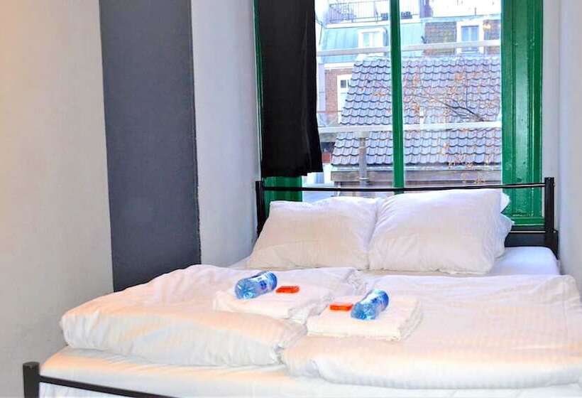 اتاق استاندارد, The Flying Pig Uptown