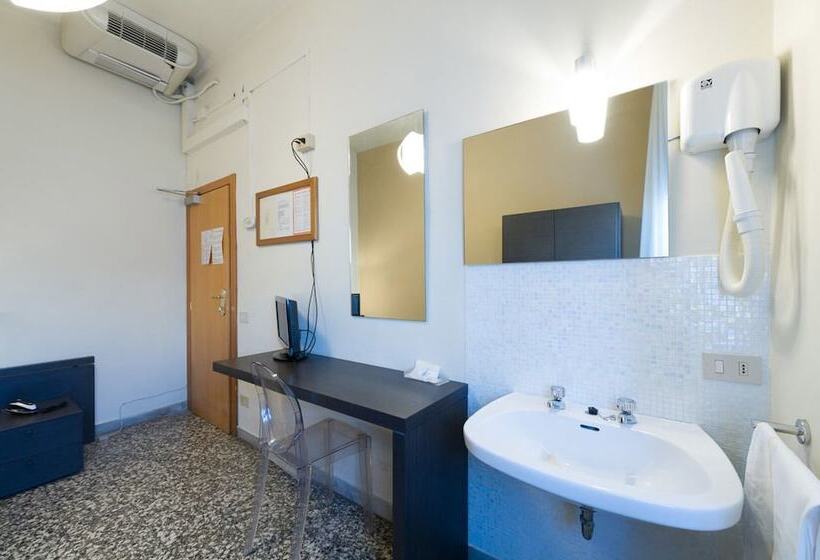 اتاق استاندارد یک تخته با سرویس بهداشتی مشترک, Moderno