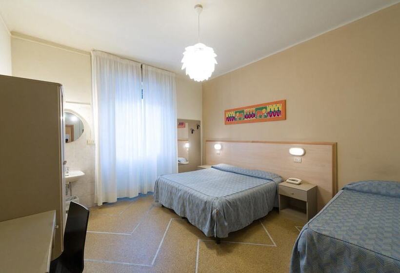 اتاق استاندارد سه تخته با سرویس بهداشتی مشترک, Moderno