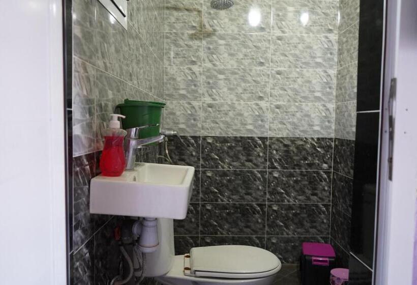 اتاق استاندارد سه تخته با سرویس بهداشتی مشترک, Chez Imnir