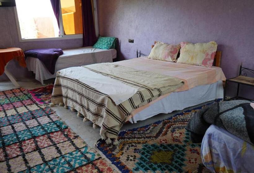 اتاق استاندارد سه تخته با سرویس بهداشتی مشترک, Chez Imnir