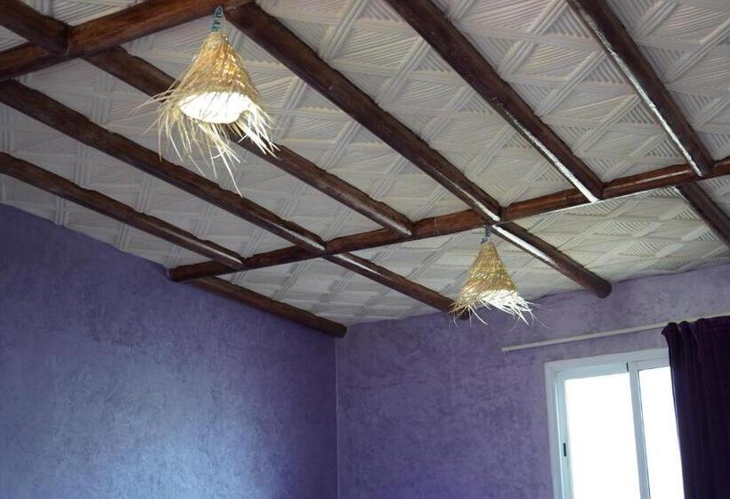 اتاق استاندارد سه تخته با سرویس بهداشتی مشترک, Chez Imnir