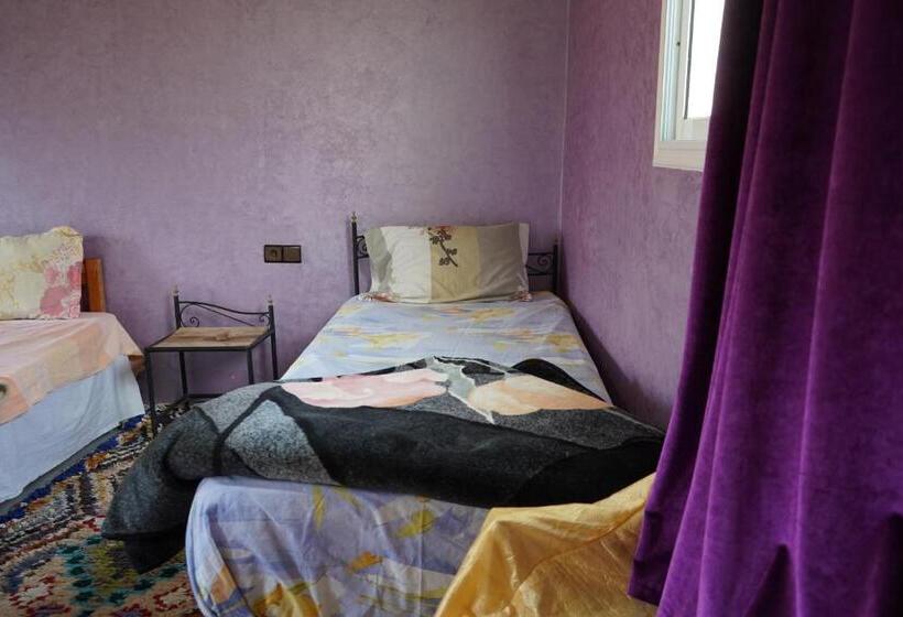 اتاق استاندارد سه تخته با سرویس بهداشتی مشترک, Chez Imnir