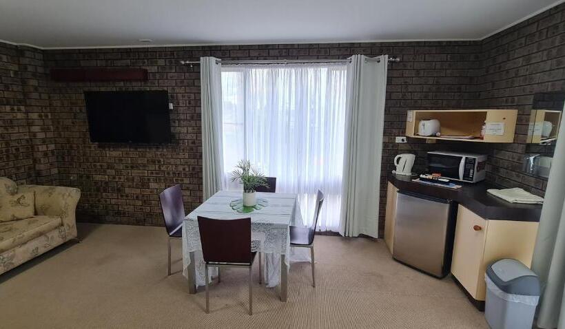 חדר משפחתי, The Sim  Sussex Inlet Motel