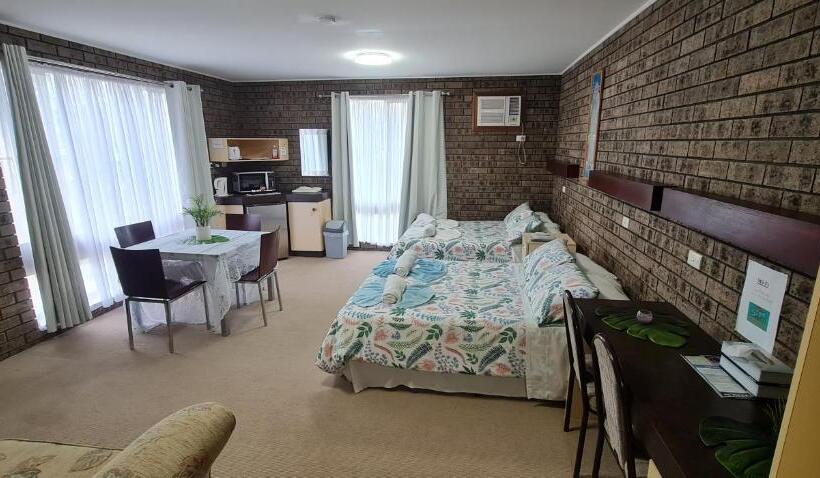 חדר משפחתי, The Sim  Sussex Inlet Motel