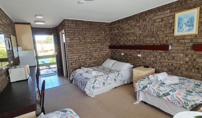 חדר קלאסי לשלושה, The Sim  Sussex Inlet Motel