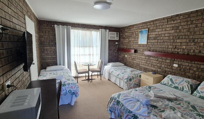 חדר קלאסי לשלושה, The Sim  Sussex Inlet Motel