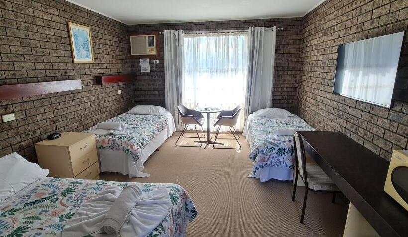 חדר קלאסי לשלושה, The Sim  Sussex Inlet Motel