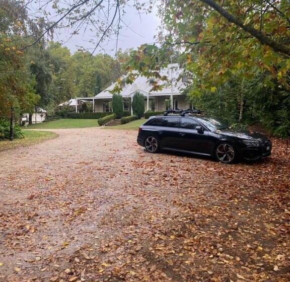 إستوديو ديلوكس, Beechworth House