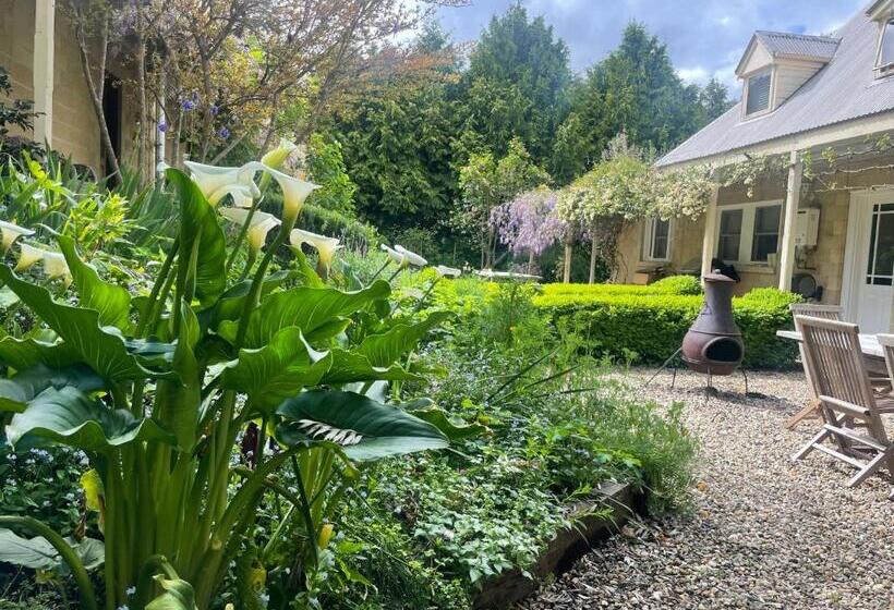 إستوديو ديلوكس, Beechworth House