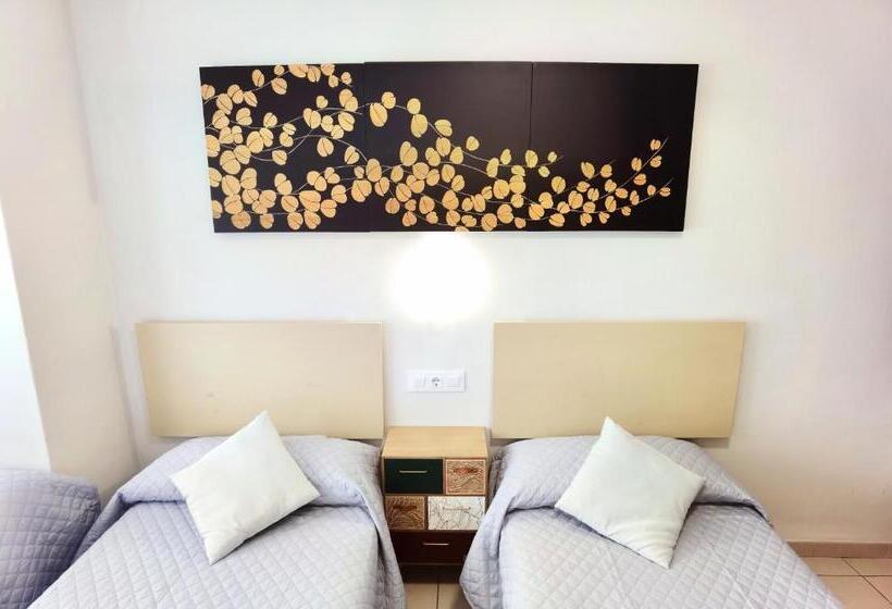 اتاق ساده سه‌ نفره, Hostal Rigau