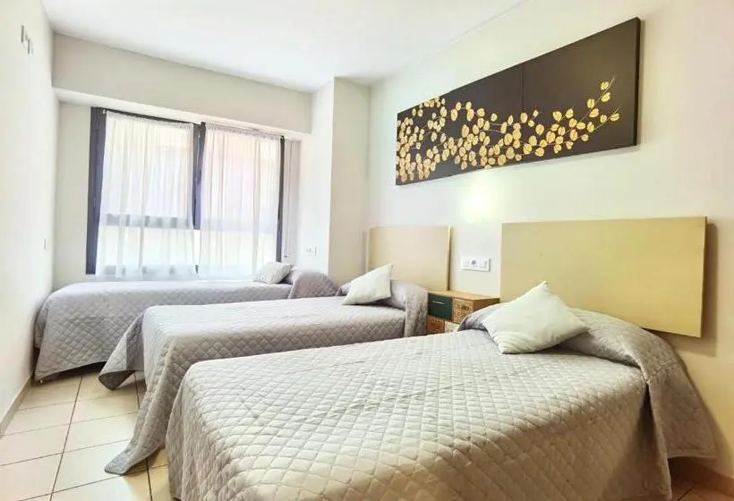 اتاق ساده سه‌ نفره, Hostal Rigau
