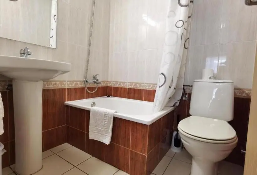 اتاق ساده سه‌ نفره, Hostal Rigau