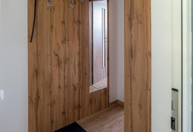 1 Bedroom Apartment Lake View, Apartmany Motocentrum