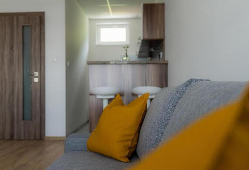 1 Bedroom Apartment Lake View, Apartmany Motocentrum