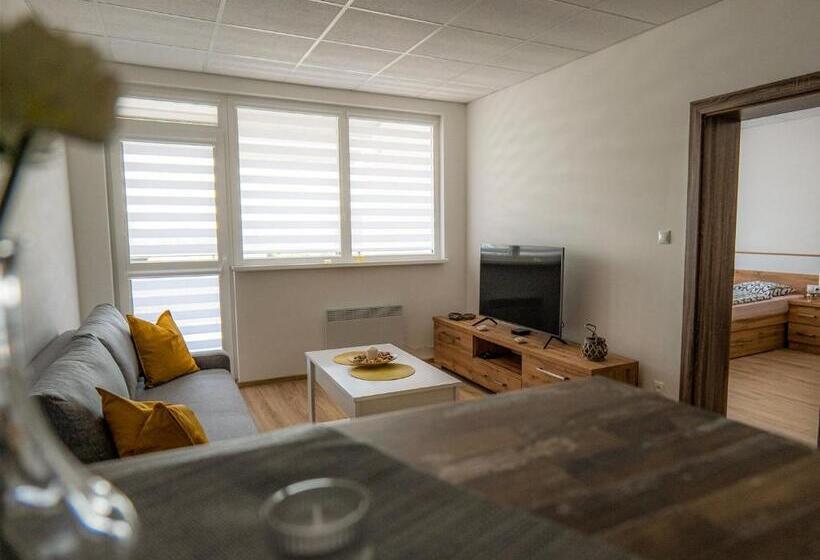 1 Bedroom Apartment Lake View, Apartmany Motocentrum