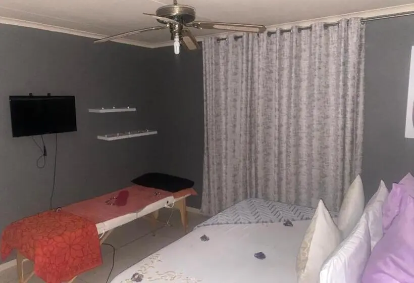 キングサイズベッドのスーペリアルーム, Warmbaths Thai Spa And Guest House